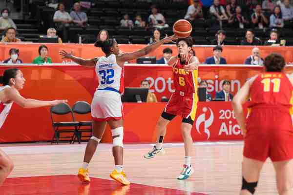中国女篮外线头号核心!杨舒予11中9轰21+4+3疑似受伤离场